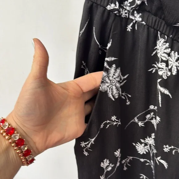 AUW Off Shoulder Capri Jumpsuit Floral Wide Leg Lined Black White 16 Flowy - Picture 3 of 13